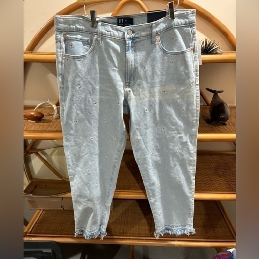 NWT Gap denim light wash girlfriend jeans with embroidered daisies